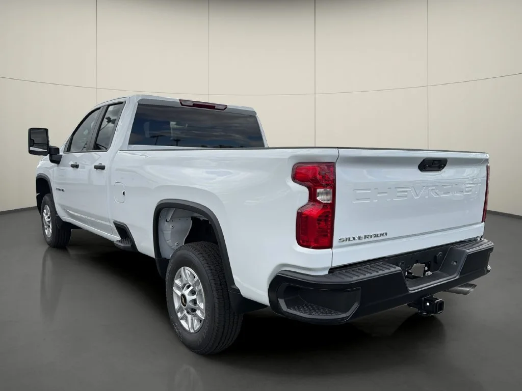 New 2026 Summit White Chevrolet WT image 5
