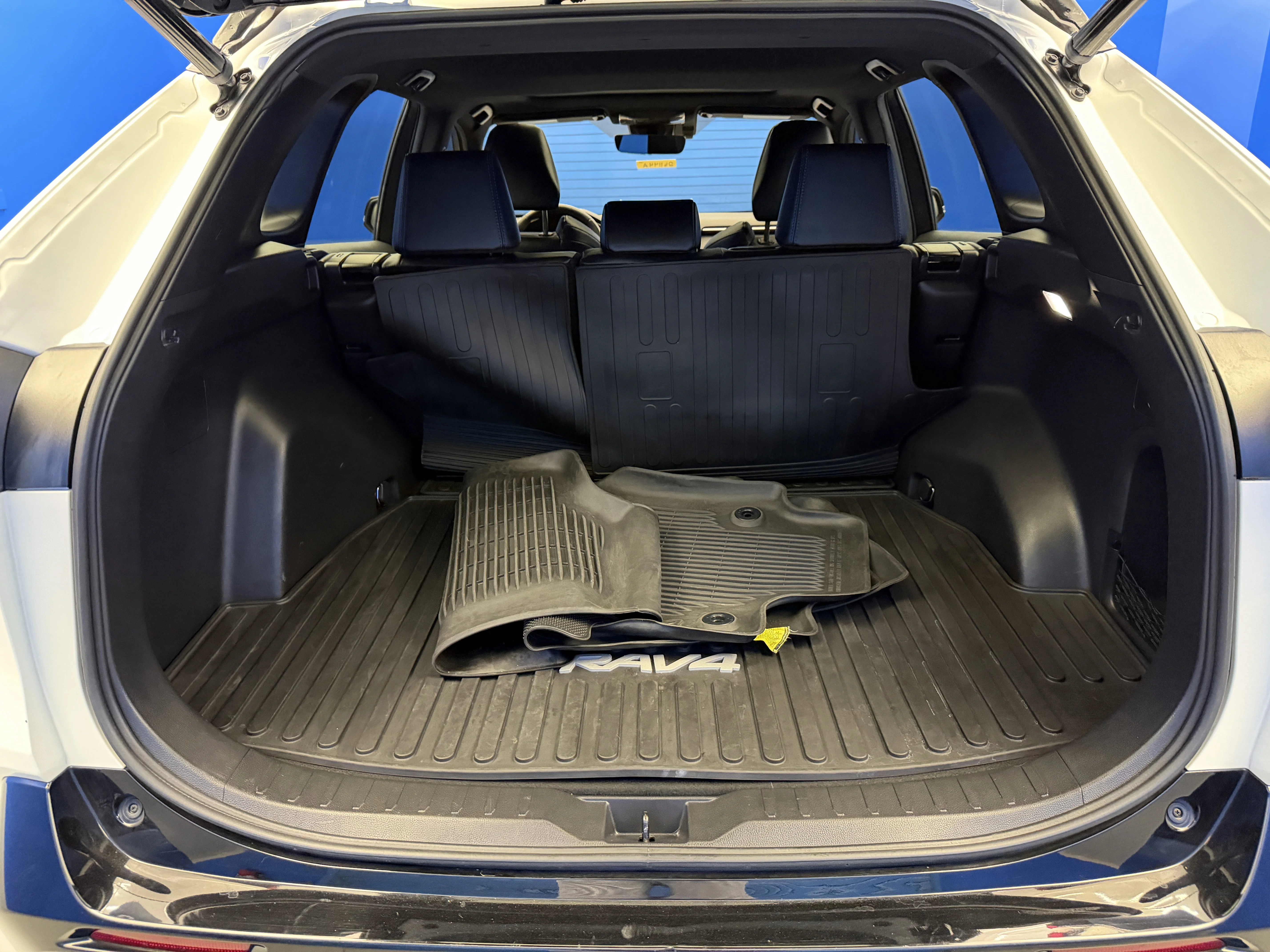 Used 2022 Blizzard Pearl/Midnight Black Metallic Toyota Hybrid XSE image 28
