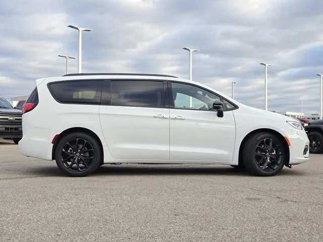 New 2026 Bright White Clearcoat Chrysler Limited image 30