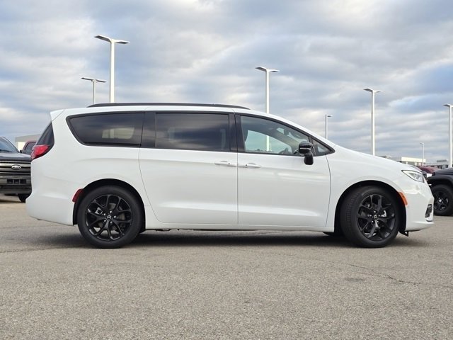 New 2026 Bright White Clear-Coat Exterior Paint Chrysler Limited image 31