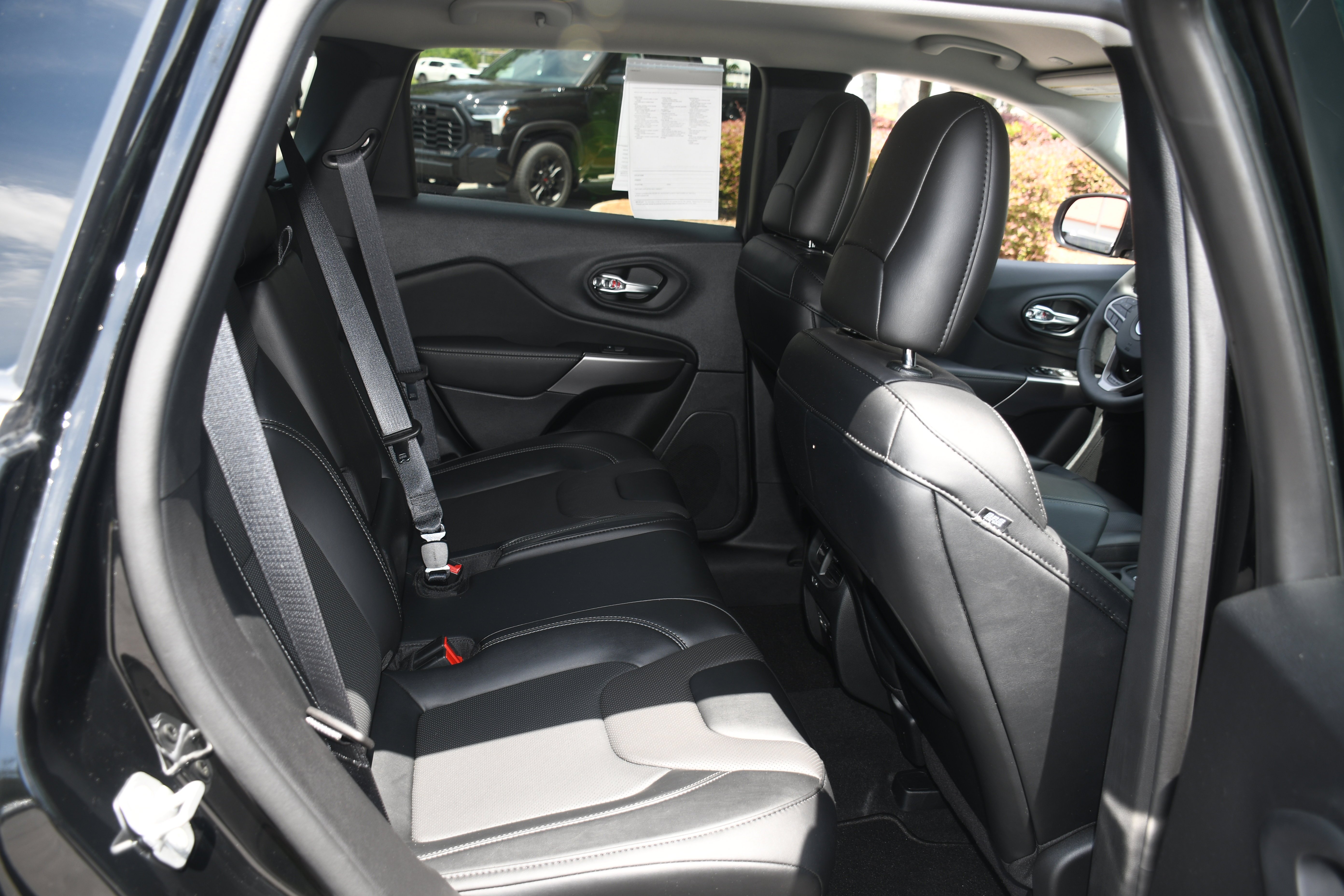 Used 2022 Black Jeep Latitude Lux image 17