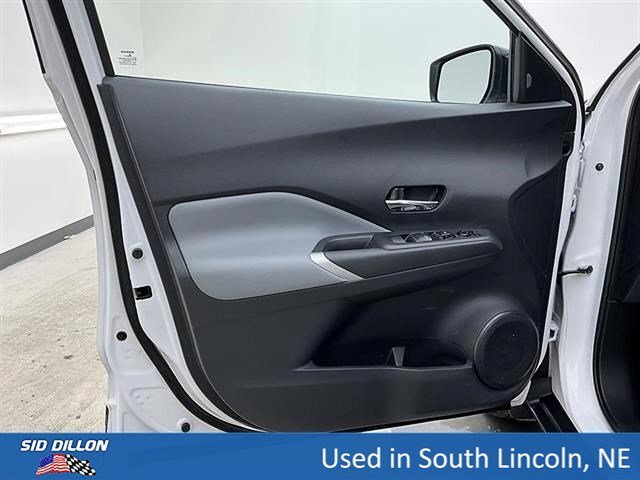Used 2022 Aspen White Tricoat/Super Black Nissan SR image 16