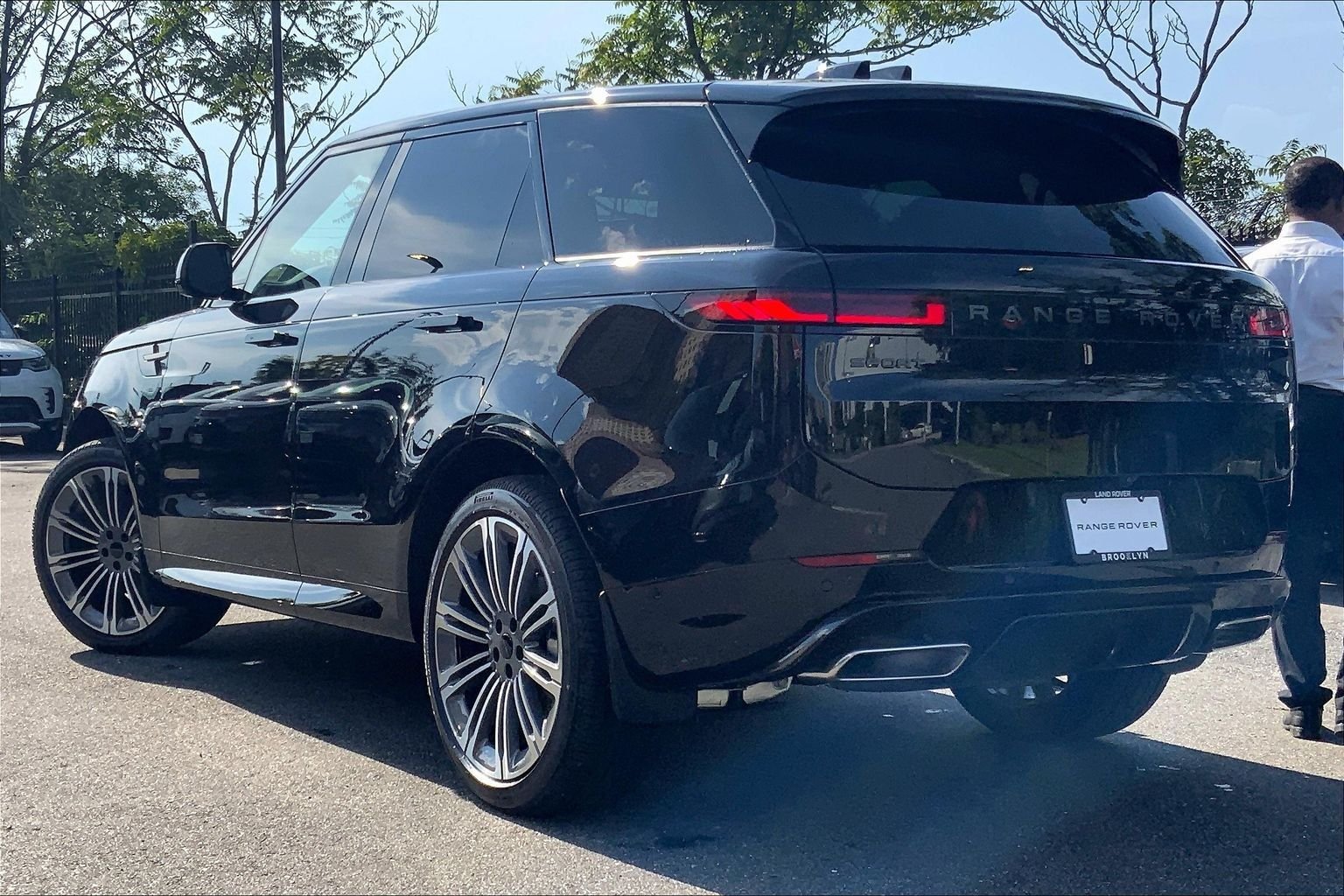 New 2026 Santorini Black Land Rover Dynamic SE image 12