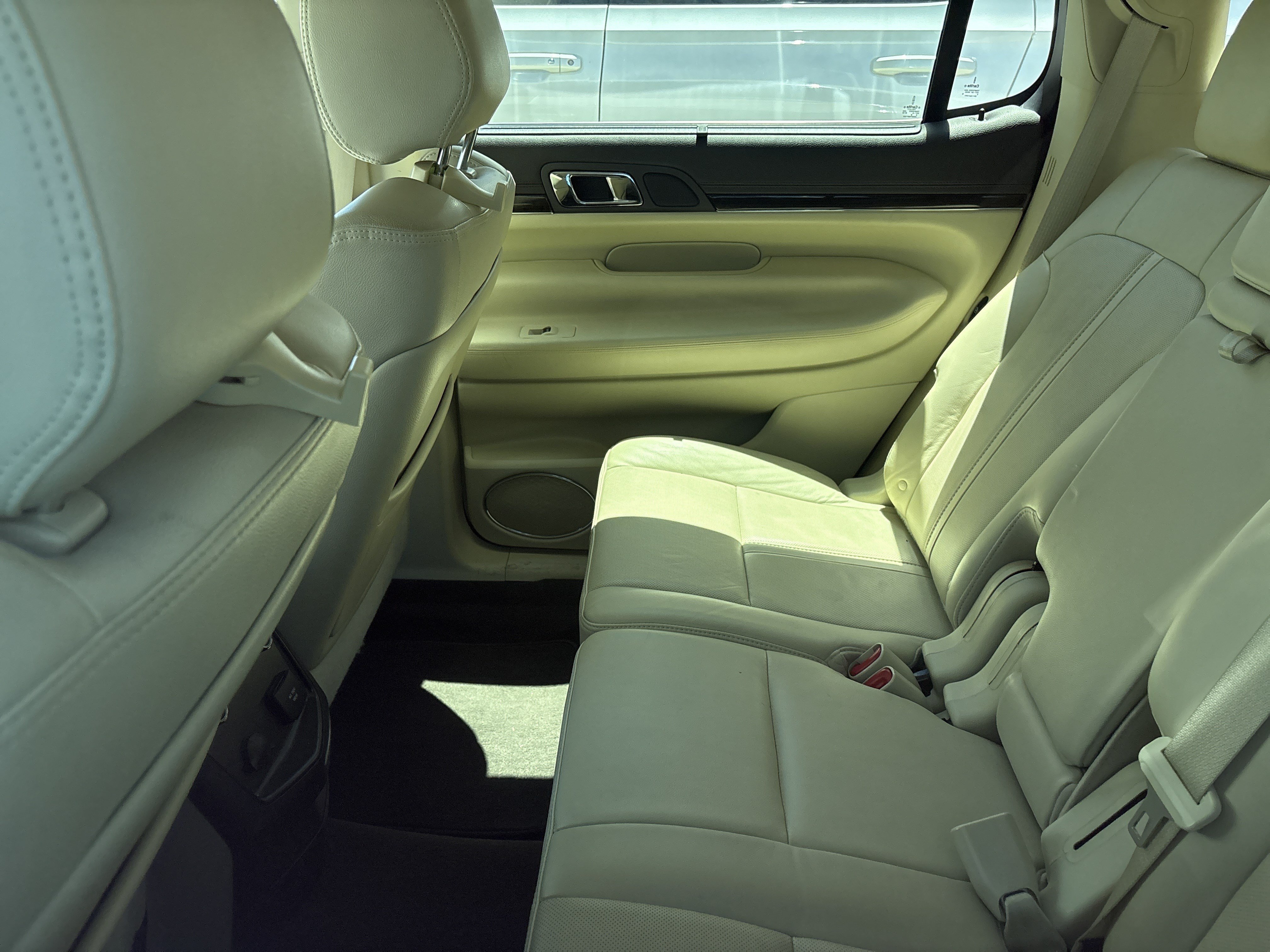 Used 2019 White Lincoln Reserve image 7