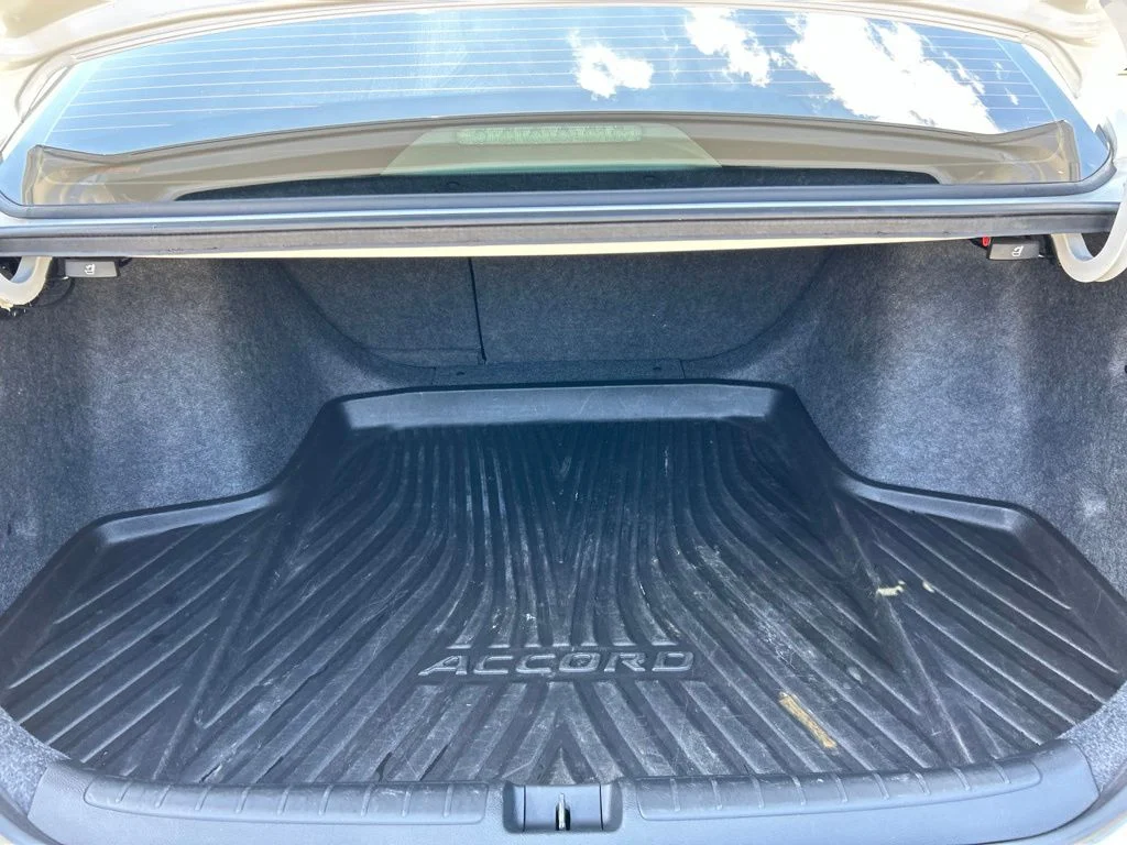 Used 2018 White Honda EX-L image 22