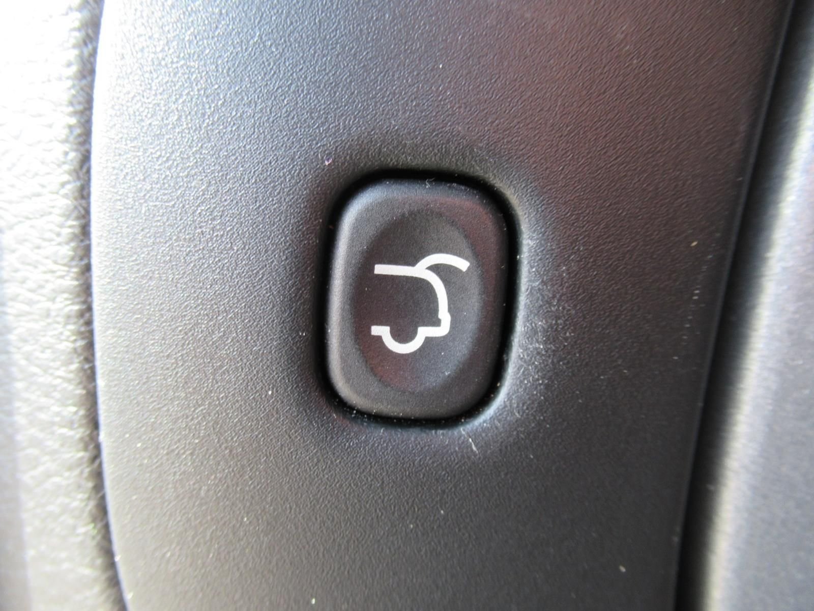 Used 2018 White Jeep Latitude Plus image 38