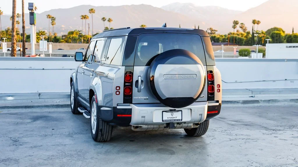 Used 2023  Land Rover SE image 7