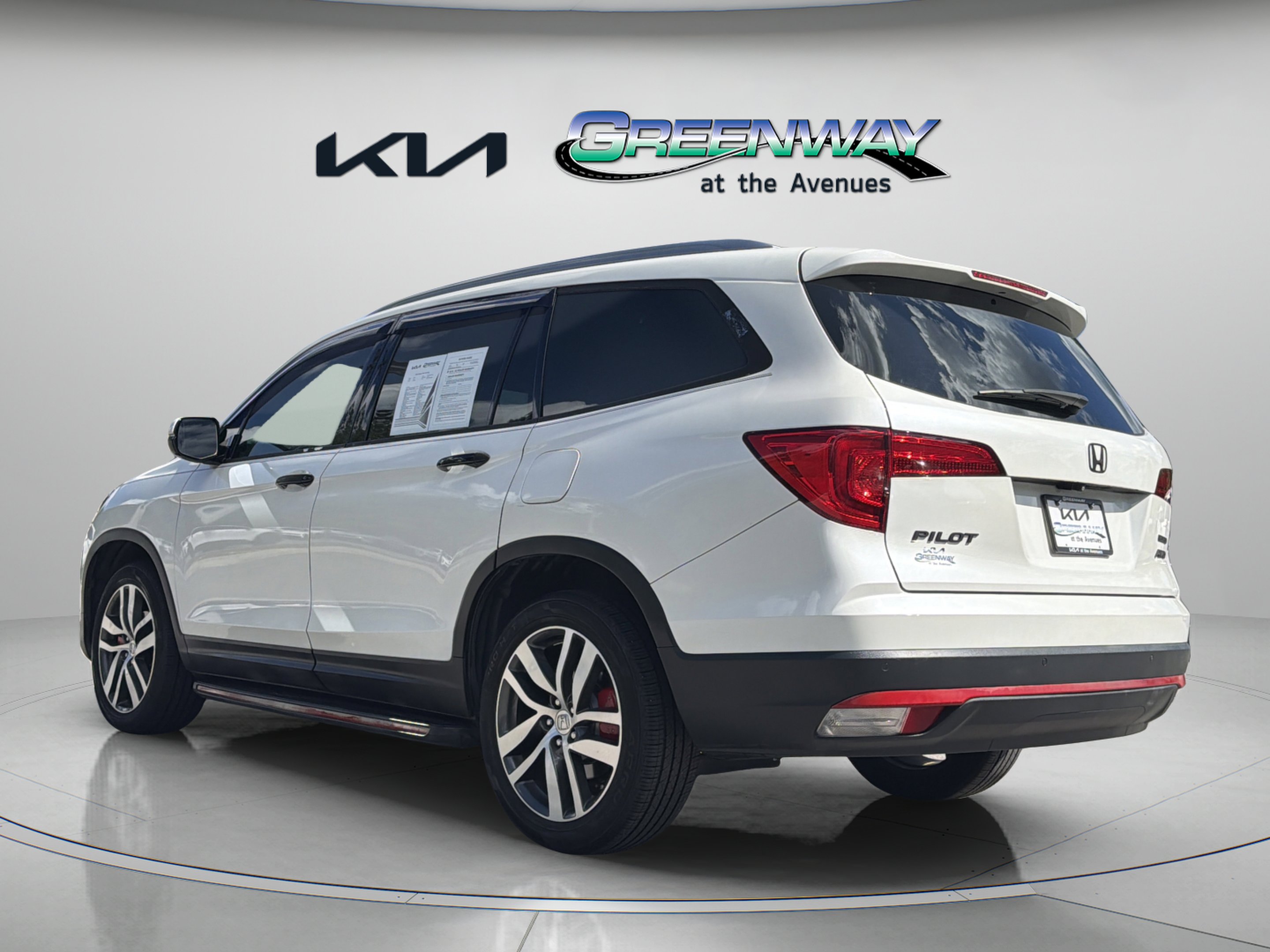 Used 2016 White Diamond Pearl Honda Touring image 4