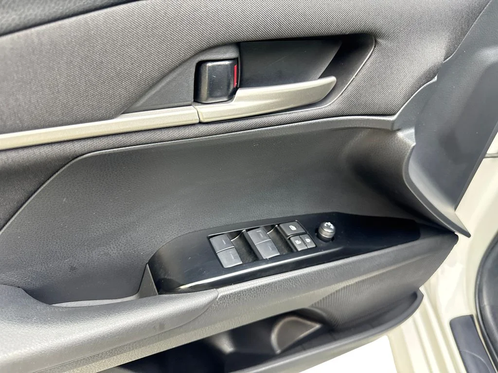 Used 2025 White Toyota LE image 33
