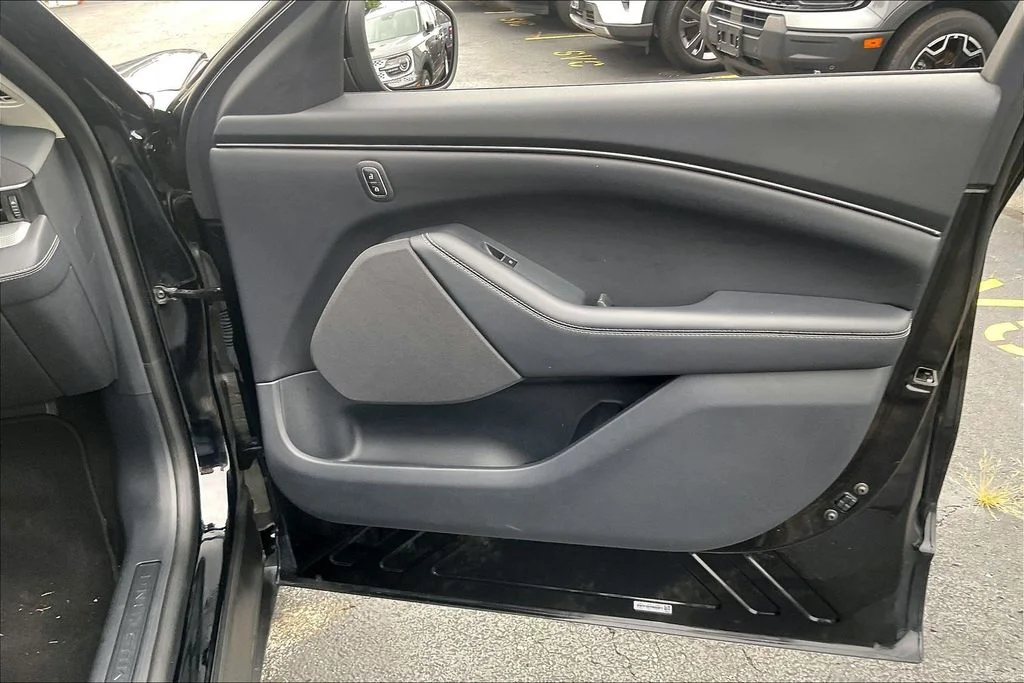 Used 2023 Black Ford Select image 23