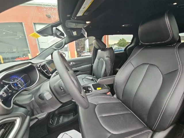 Used 2025 Black Chrysler Select image 22