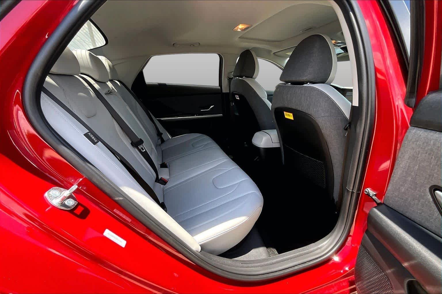 2025 Hyundai Elantra Limited - Photo 17