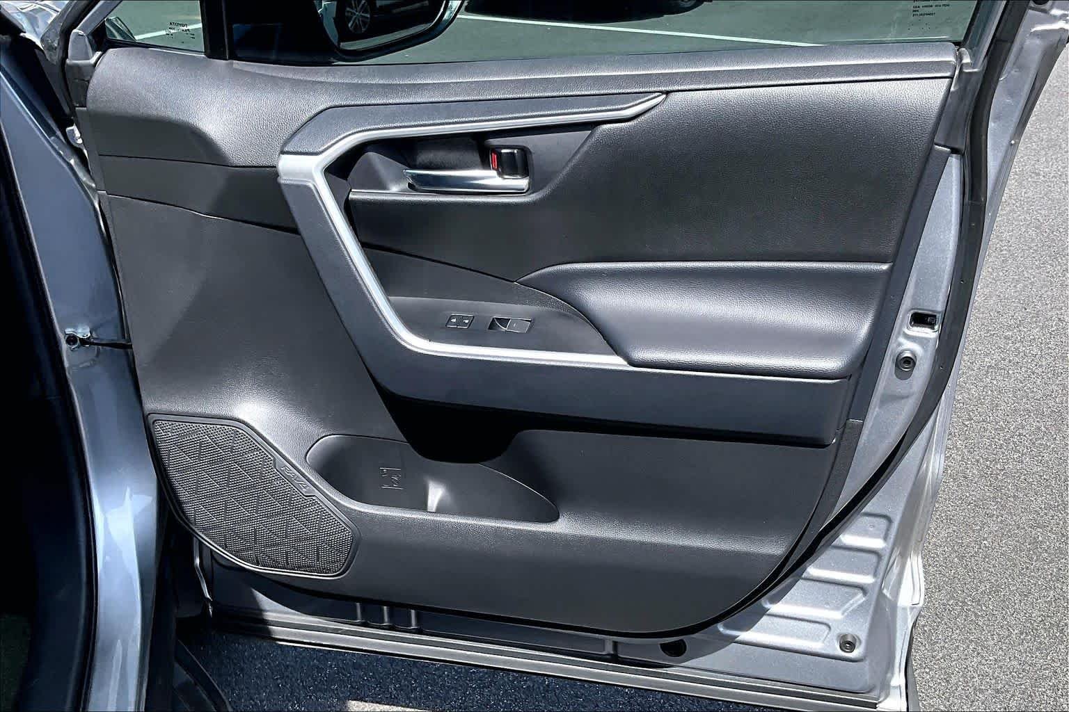 Used 2024 Silver Sky Metallic Toyota XLE Premium image 39