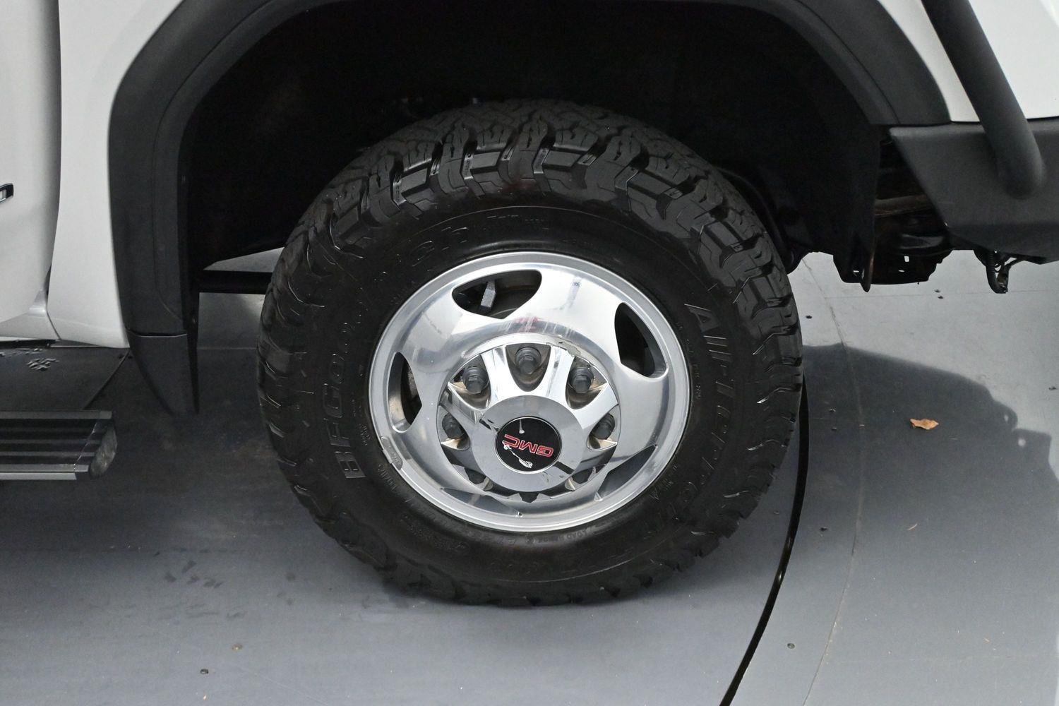 Used 2022 White Frost Tricoat GMC Denali image 11