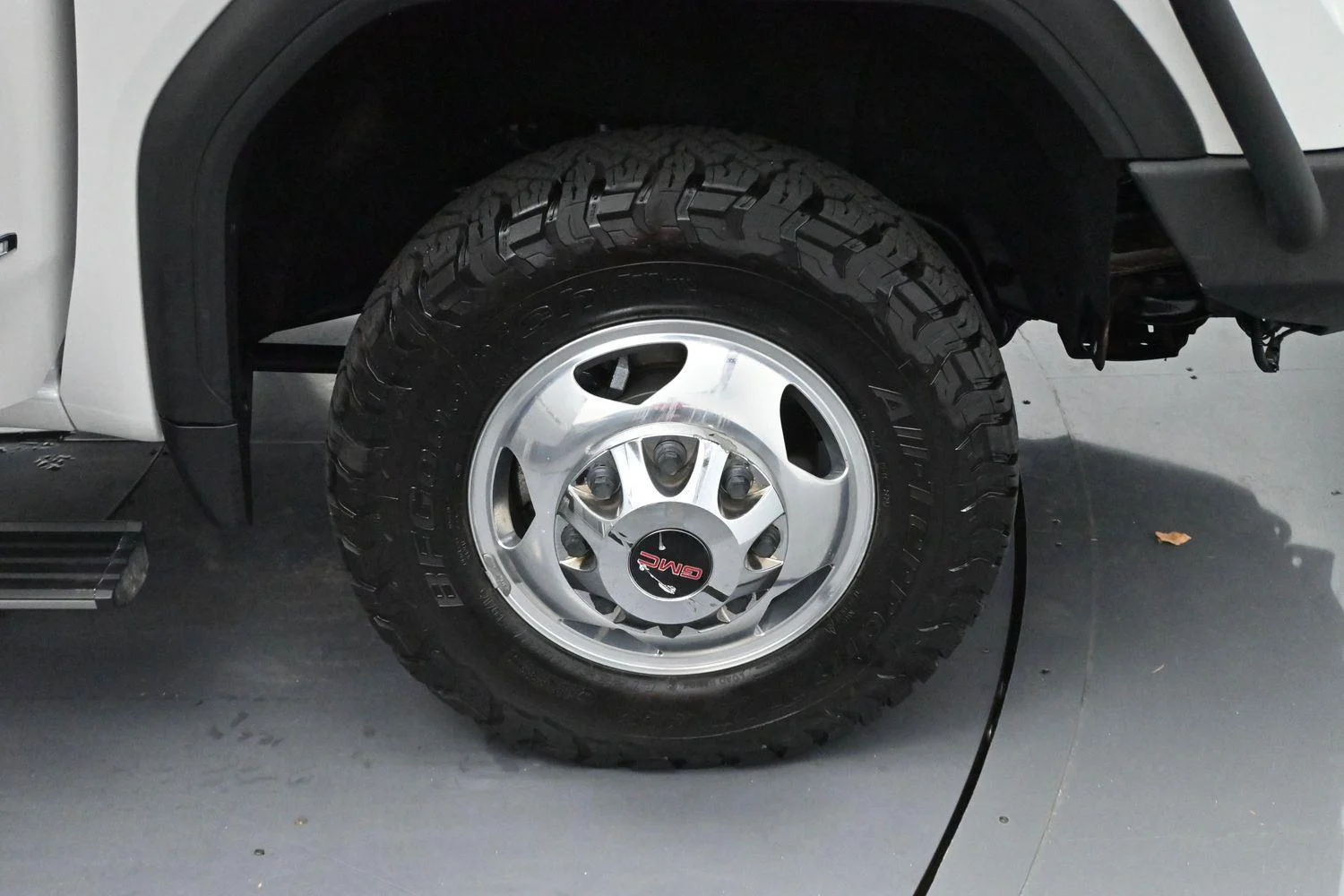 Used 2022 White Frost Tricoat GMC Denali image 11