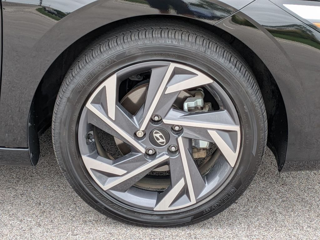 2025 Hyundai Elantra Limited - Photo 9