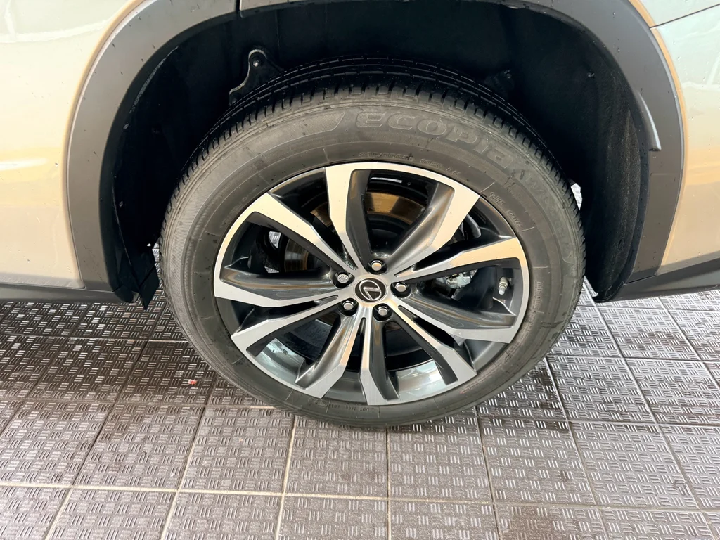 Used 2022 Atomic Silver Lexus  image 29