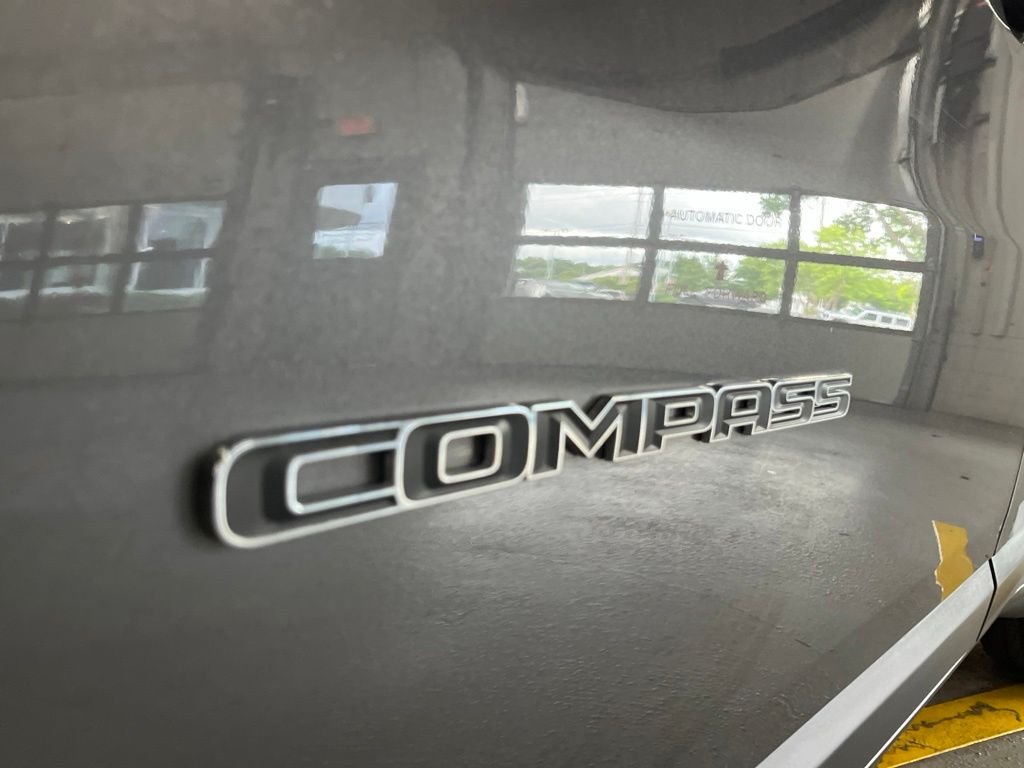 Used 2022 Crystal Metallic Jeep Latitude image 12