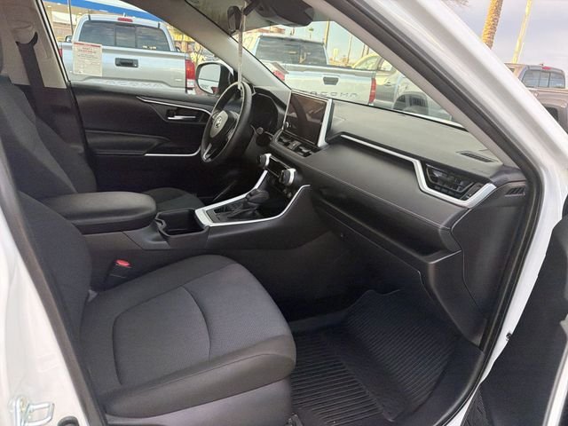 2025 Toyota RAV4 XLE - Photo 28