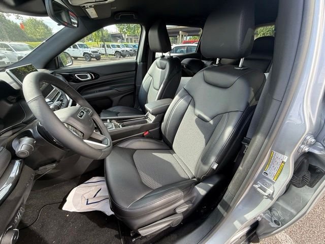 New 2026 Silver Zynith Metallic Clear-Coat Exterior Paint Jeep Latitude image 21