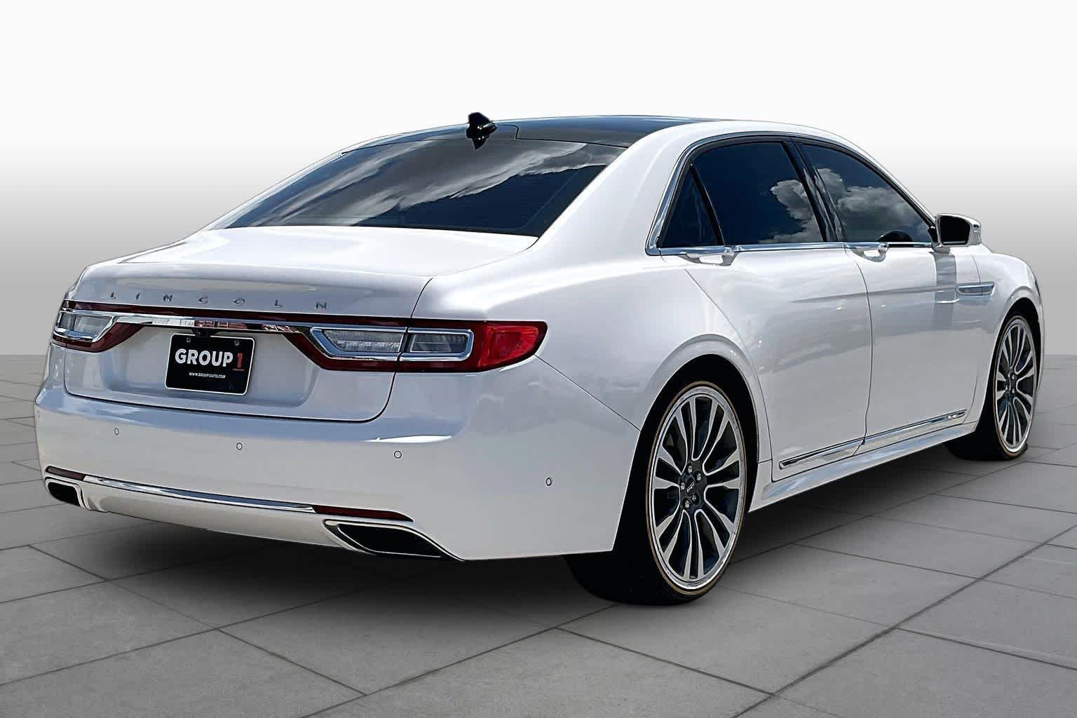 Used 2018 White Platinum Tri-Coat Lincoln Reserve image 12