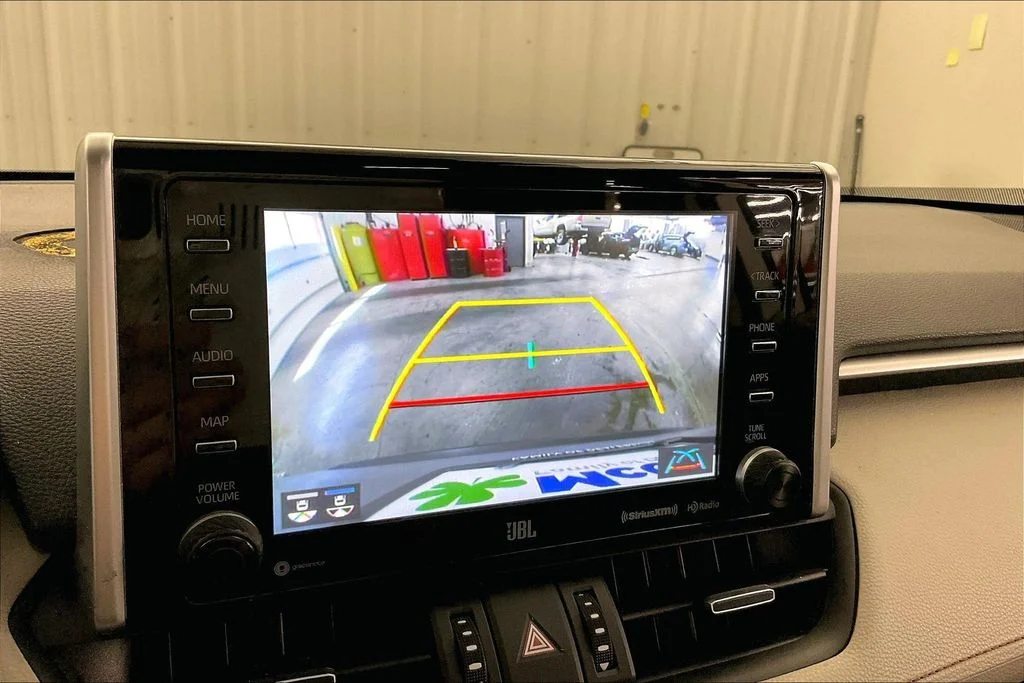 Used 2019 Silver Toyota XLE Premium image 25