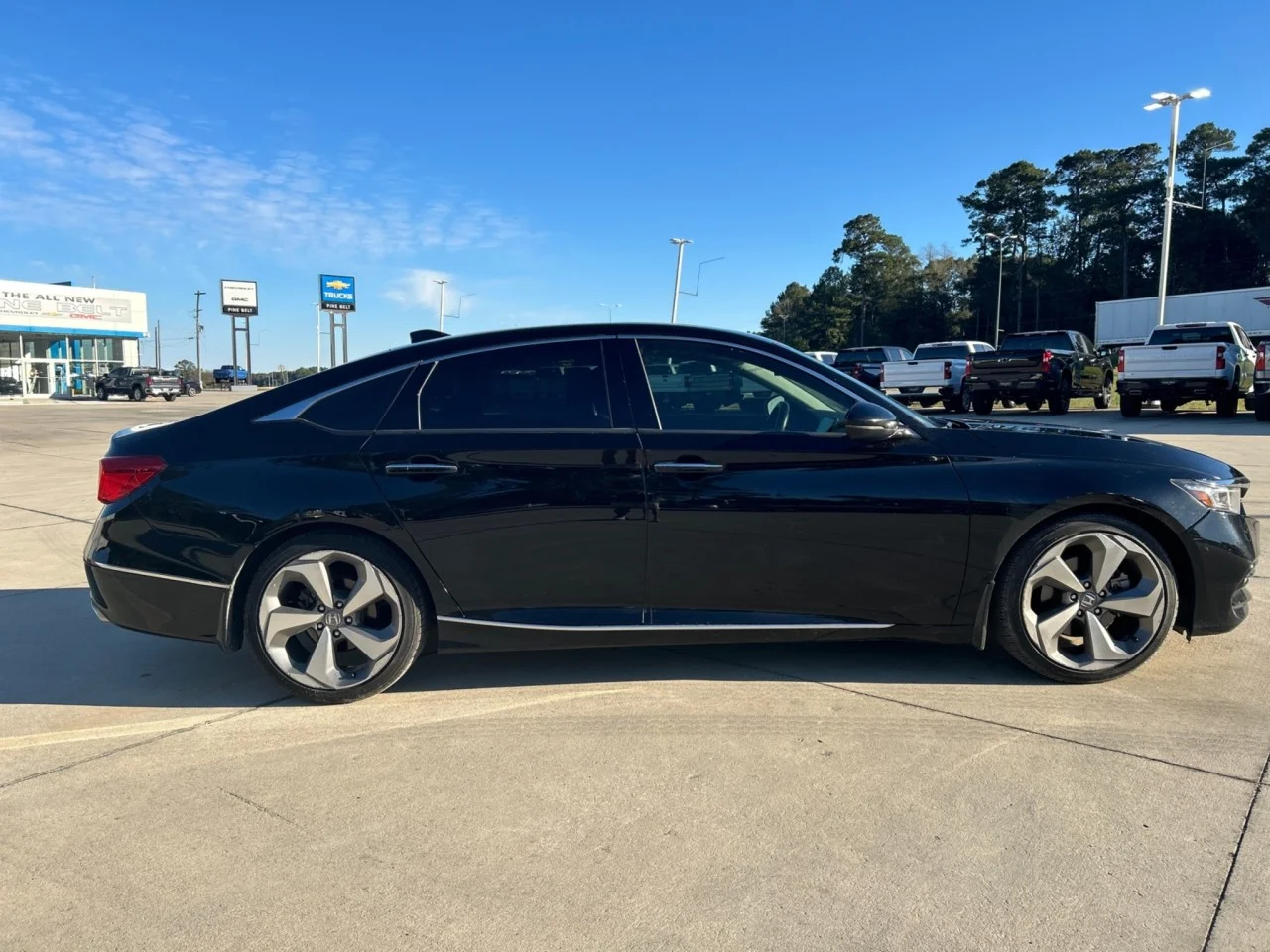 Used 2018  Honda Touring 1.5T image 2