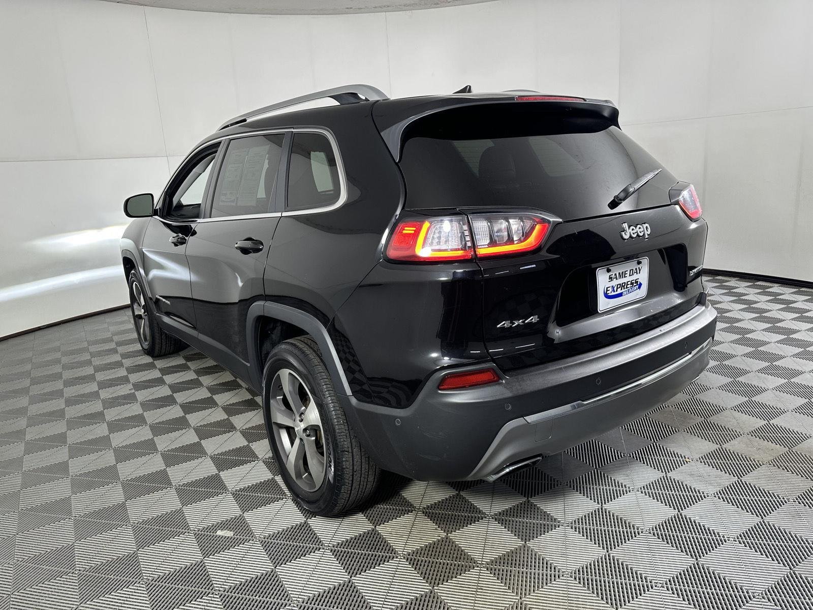 Used 2021 Diamond Black Crystal Pearlcoat Jeep Limited image 16