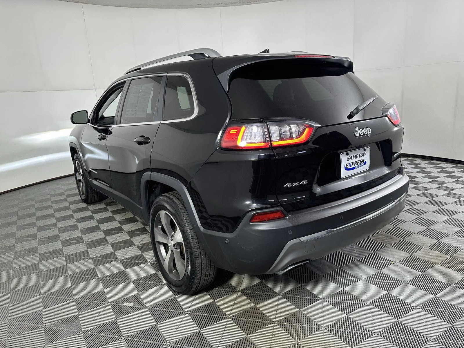 Used 2021 Diamond Black Crystal Pearlcoat Jeep Limited image 16