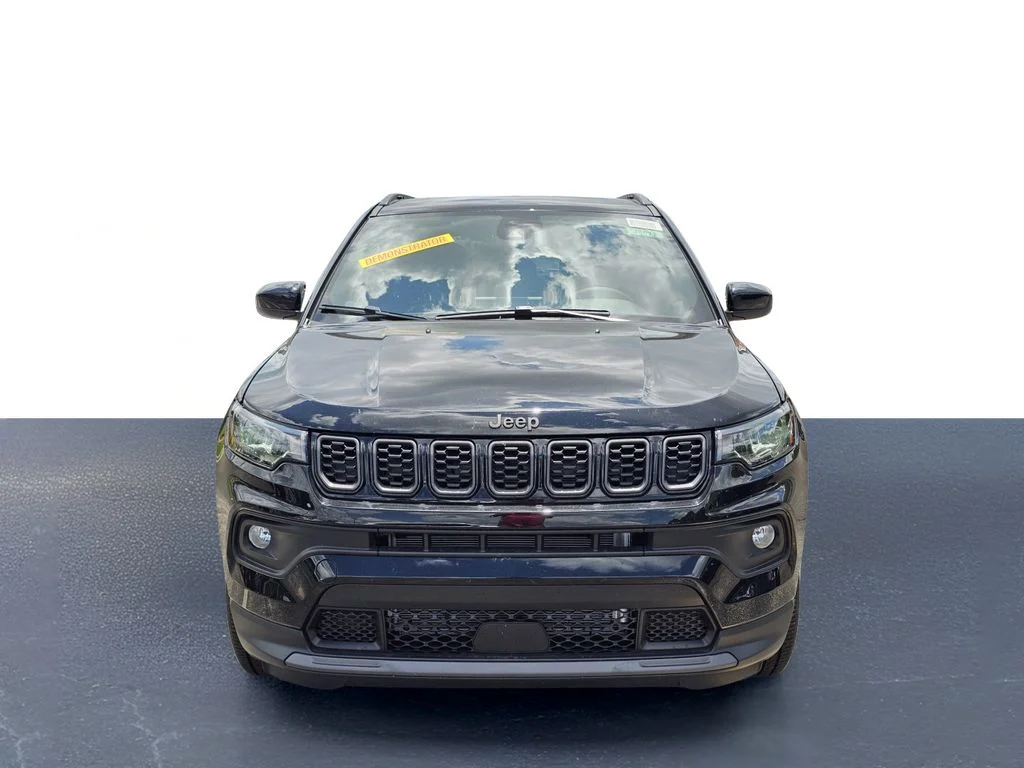 New 2026 Diamond Black Crystal Pearl-Coat Exterior Paint Jeep Latitude image 2