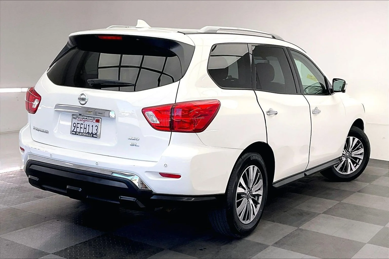 Used 2020 Glacier White Nissan SL image 13