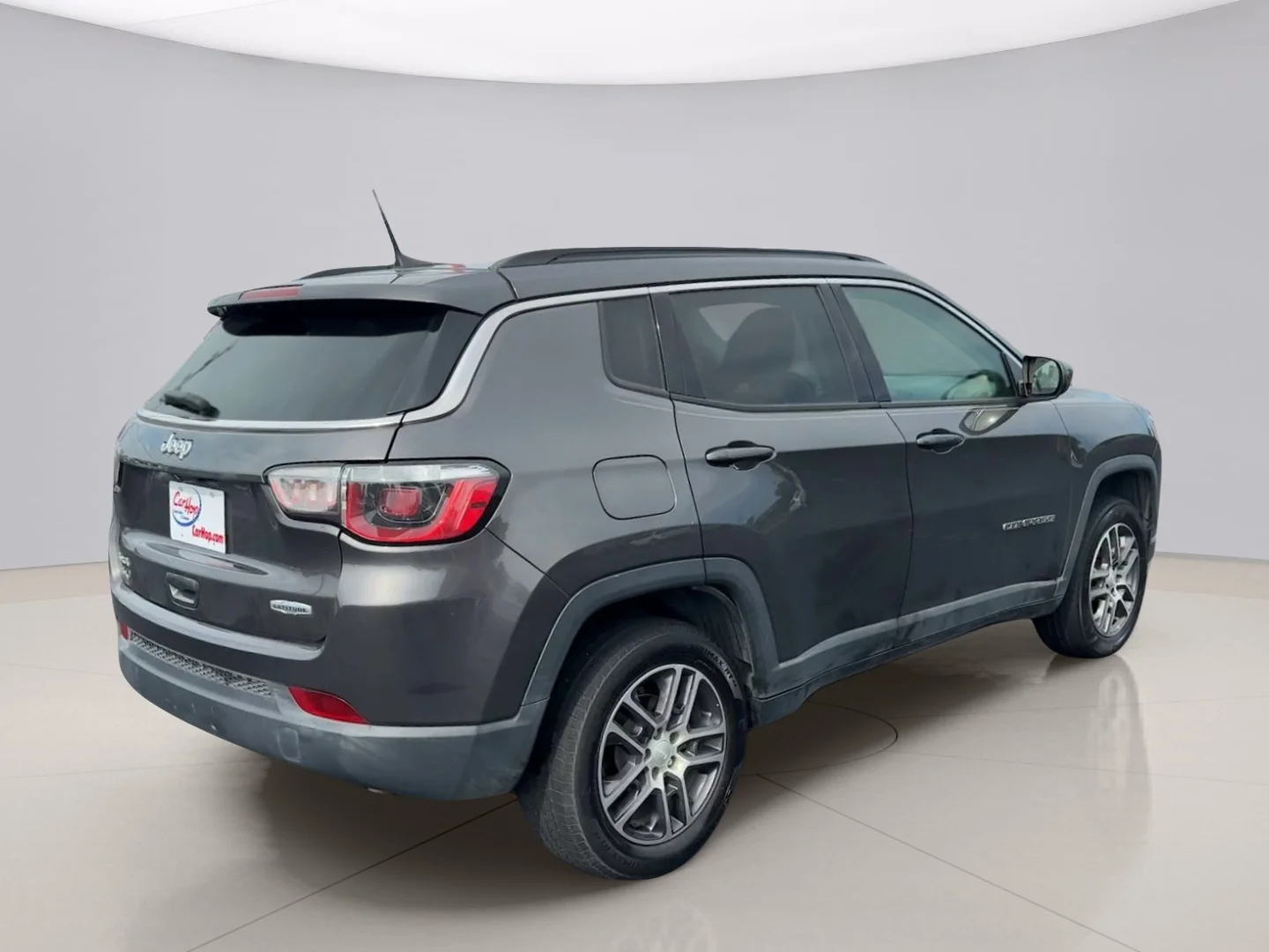 Used 2018 Gray Jeep LATITUDE image 5