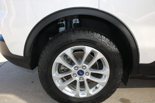 Used 2022 White Metallic Ford SE image 49