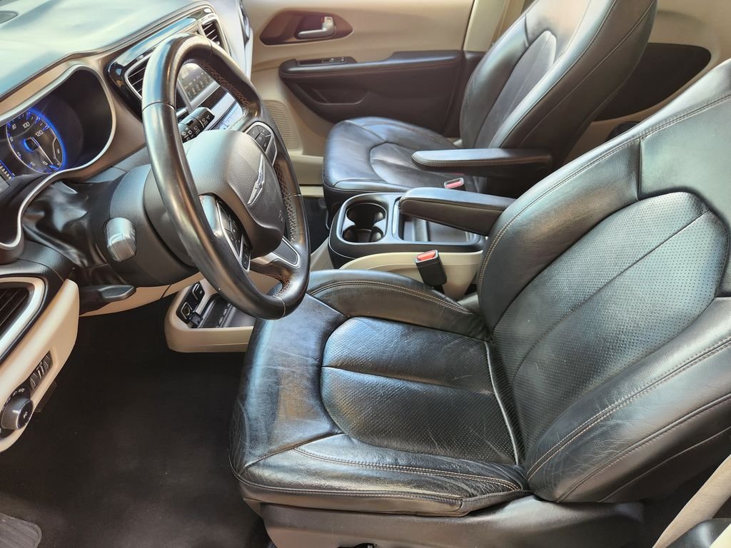 Used 2018 Billet Silver Metallic Clearcoat Chrysler Touring L image 15