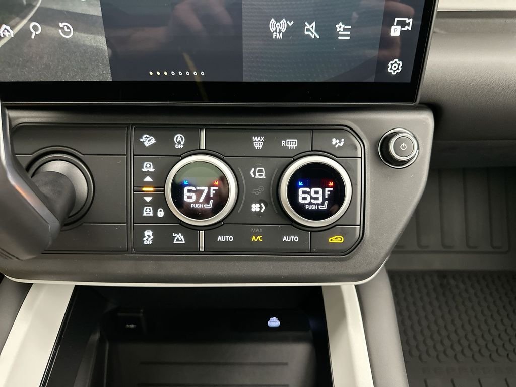 New 2026 Santorini Black Metallic Land Rover S image 13