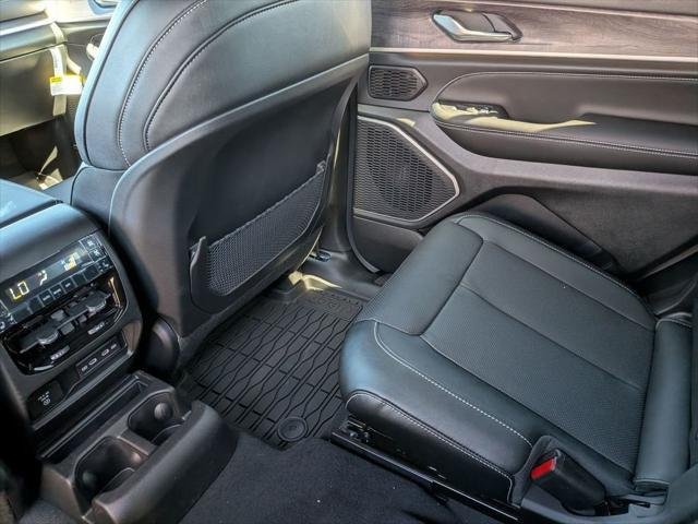 New 2026 Diamond Black Crystal Pearlcoat Jeep Limited image 34