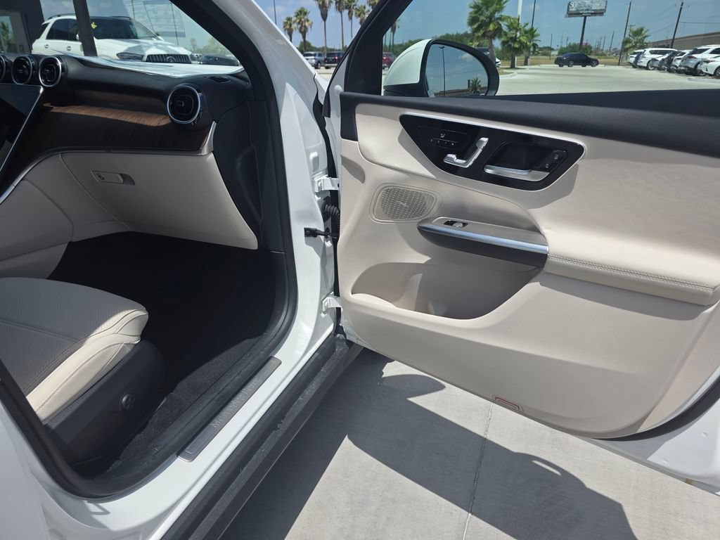 New 2026 Polar White Mercedes-Benz GLC 300 image 45