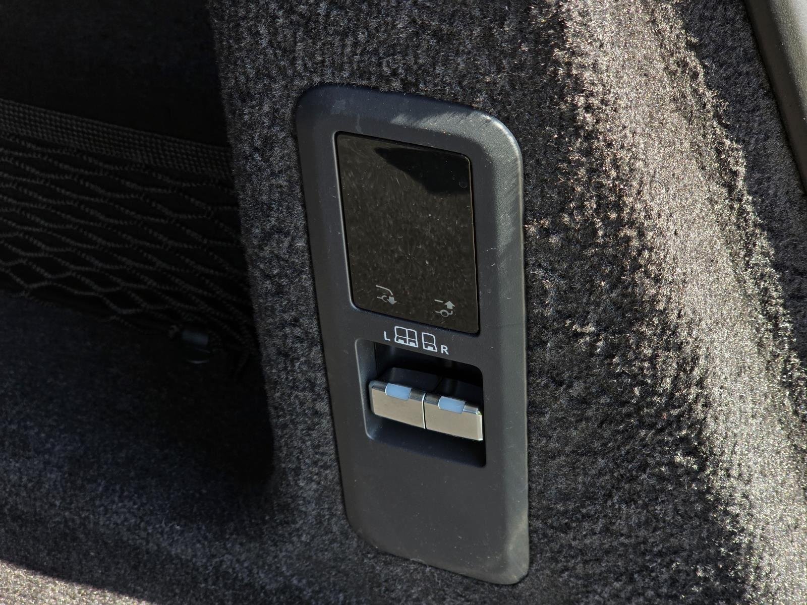Used 2025 Varesine Blue Metallic Land Rover SE image 33