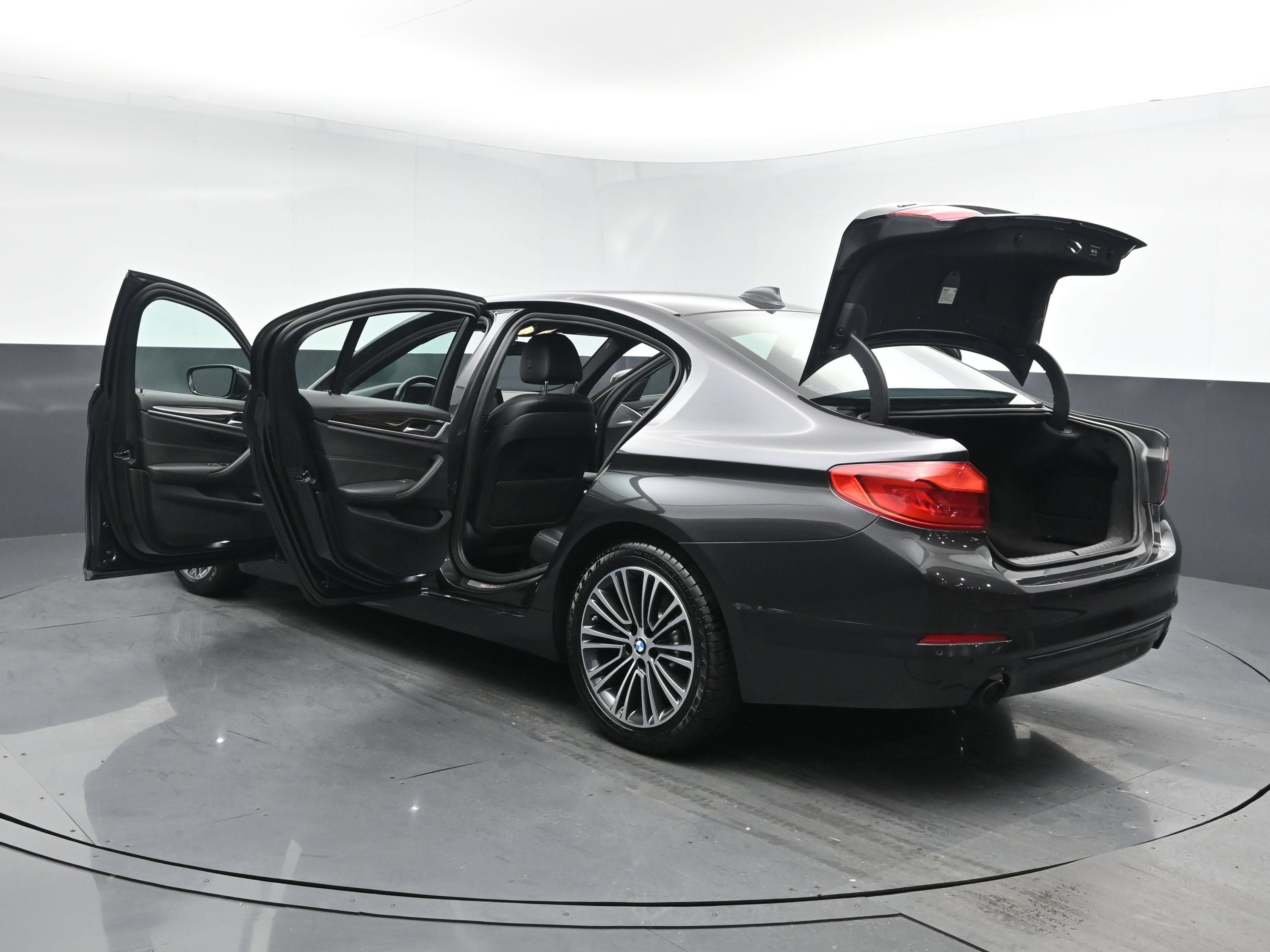 Used 2019 Dark Graphite Metallic BMW 530i xDrive image 28