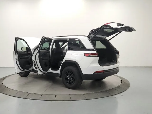 Used 2024 White Jeep Altitude image 12