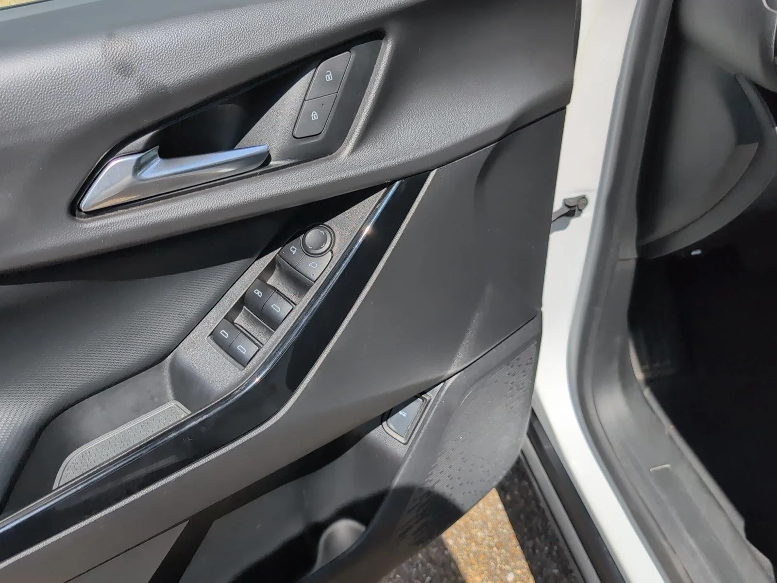 Used 2025 Summit White Chevrolet LT image 13