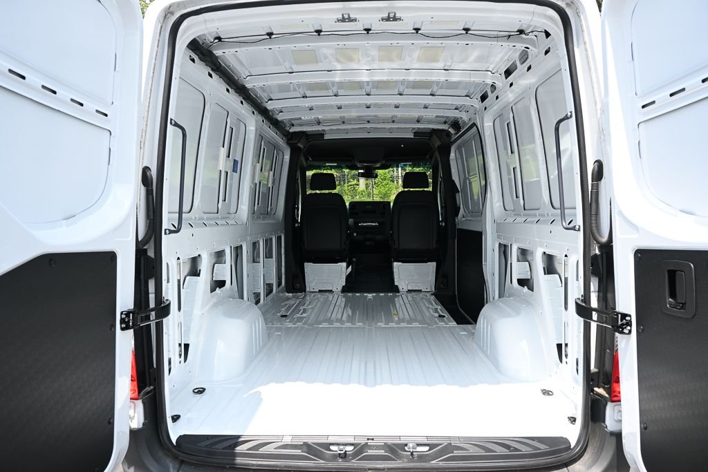 Used 2025 Arctic+White Mercedes-Benz Cargo 144 WB image 27