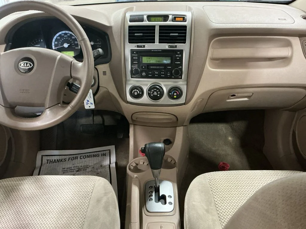 Used 2005 White Kia EX image 19