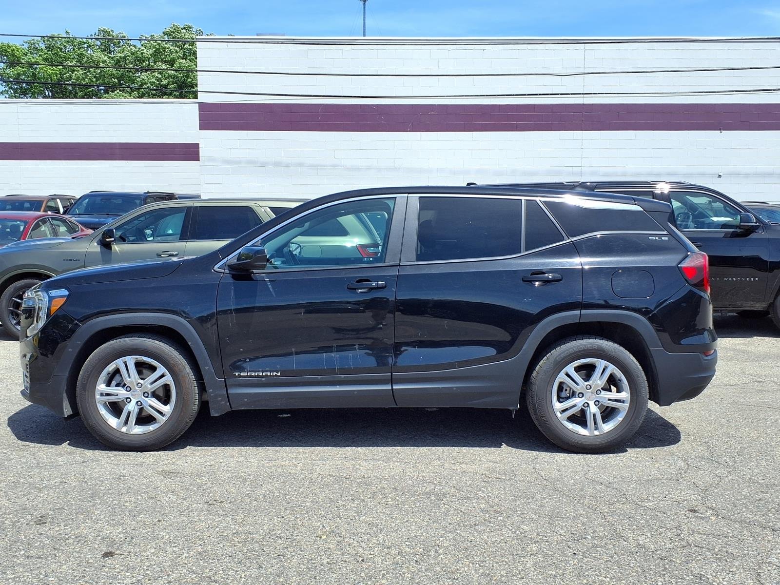 Certified Used 2024 Ebony Twilight Metallic GMC SLE image 5