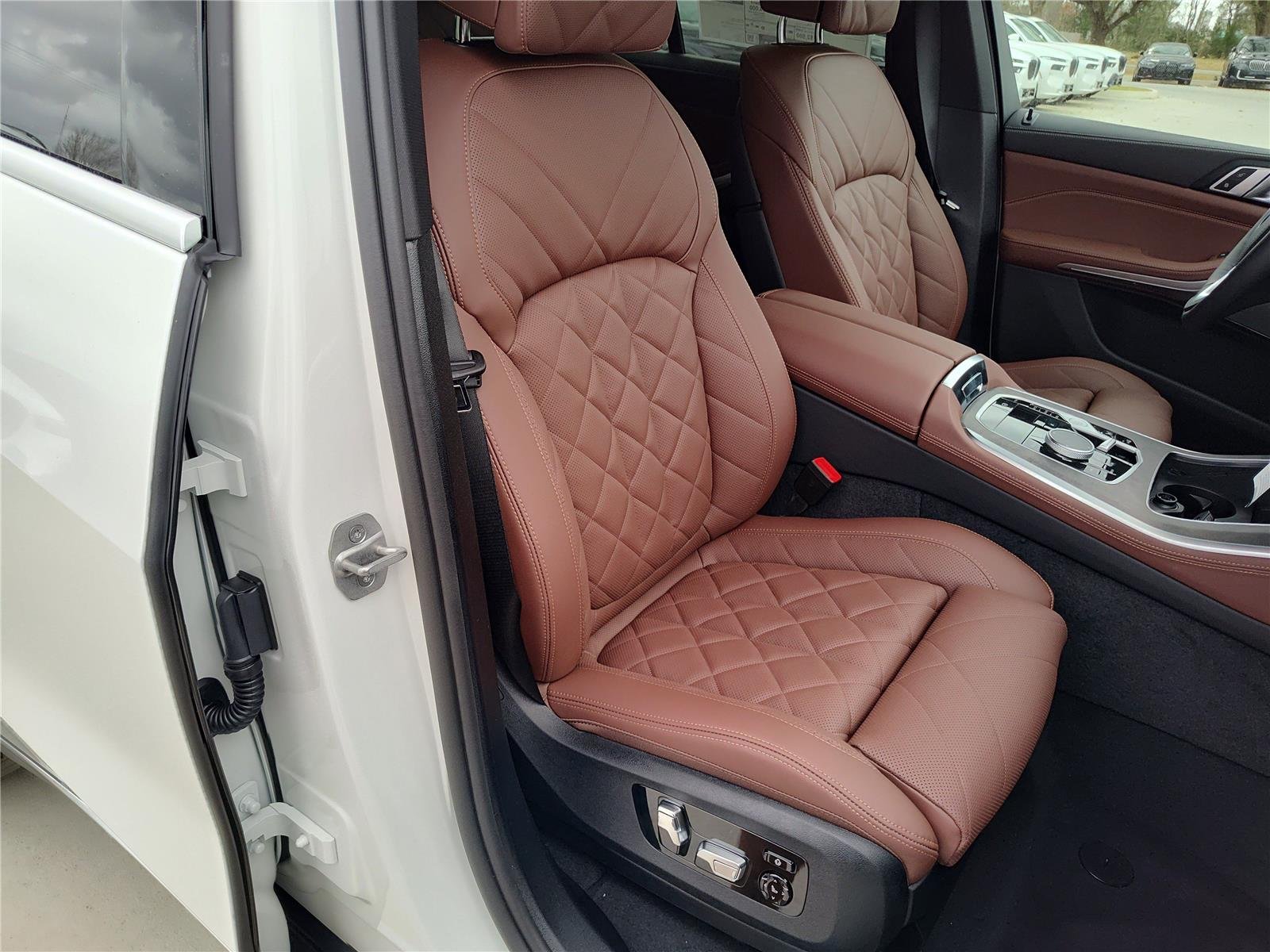 New 2026 Mineral White Metallic BMW sDrive40i image 13