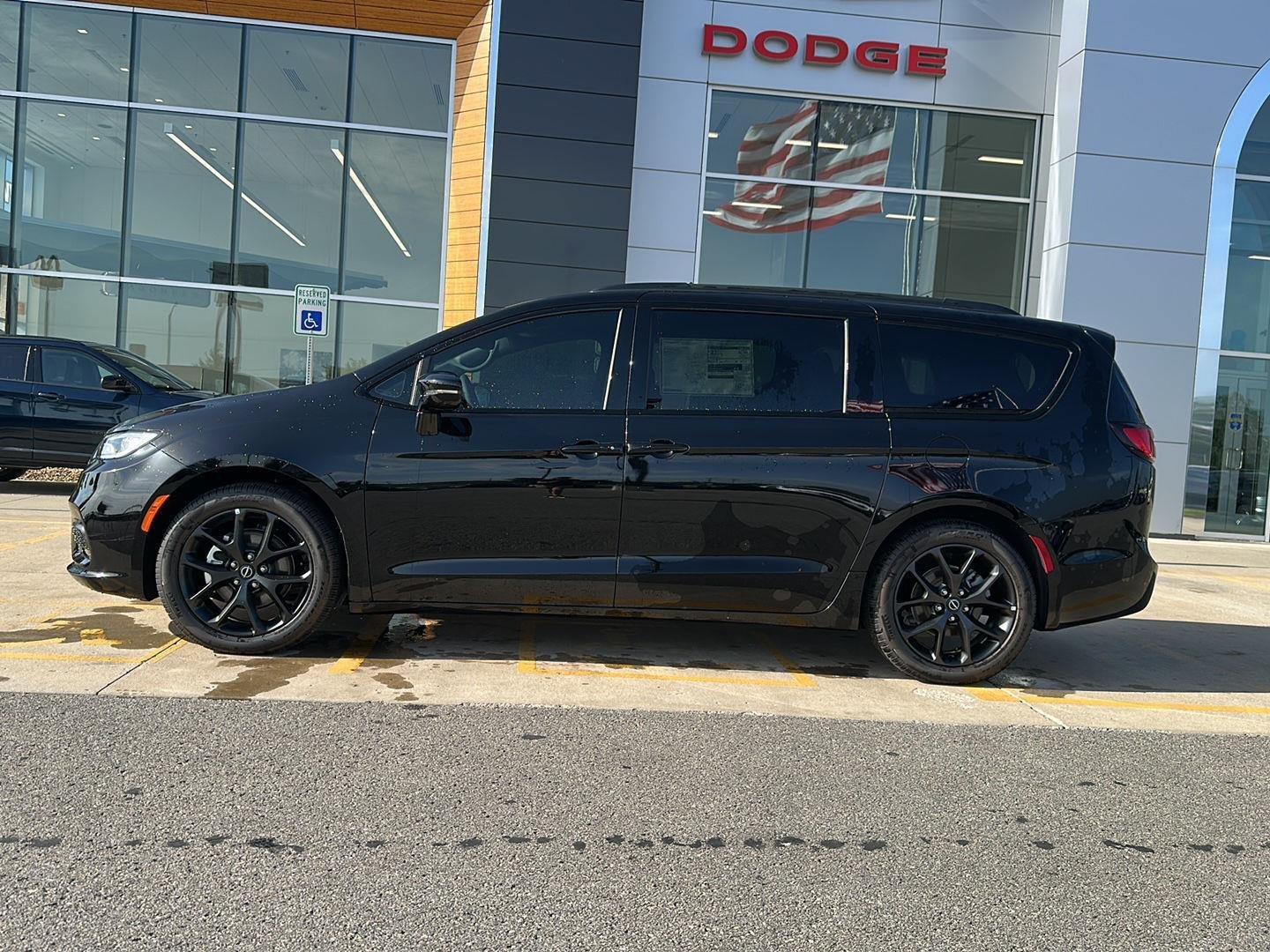 New 2026 Diamond Black Crystal Pearl-Coat Exterior Paint Chrysler Limited image 2