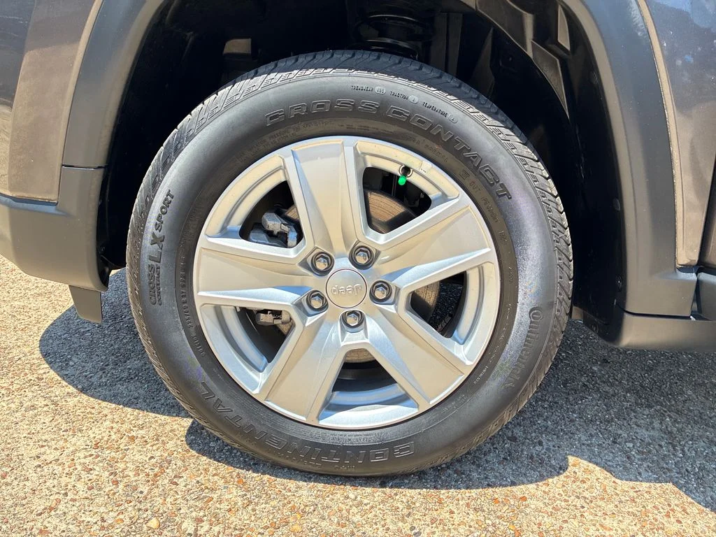 Used 2022 Gray Jeep Latitude image 29