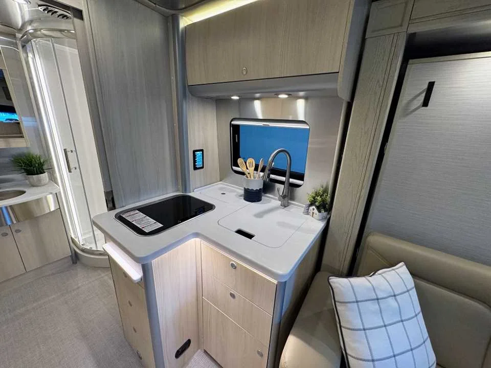 New 2025 Hightech Silver Premium Metallic AIRSTREAM  image 9