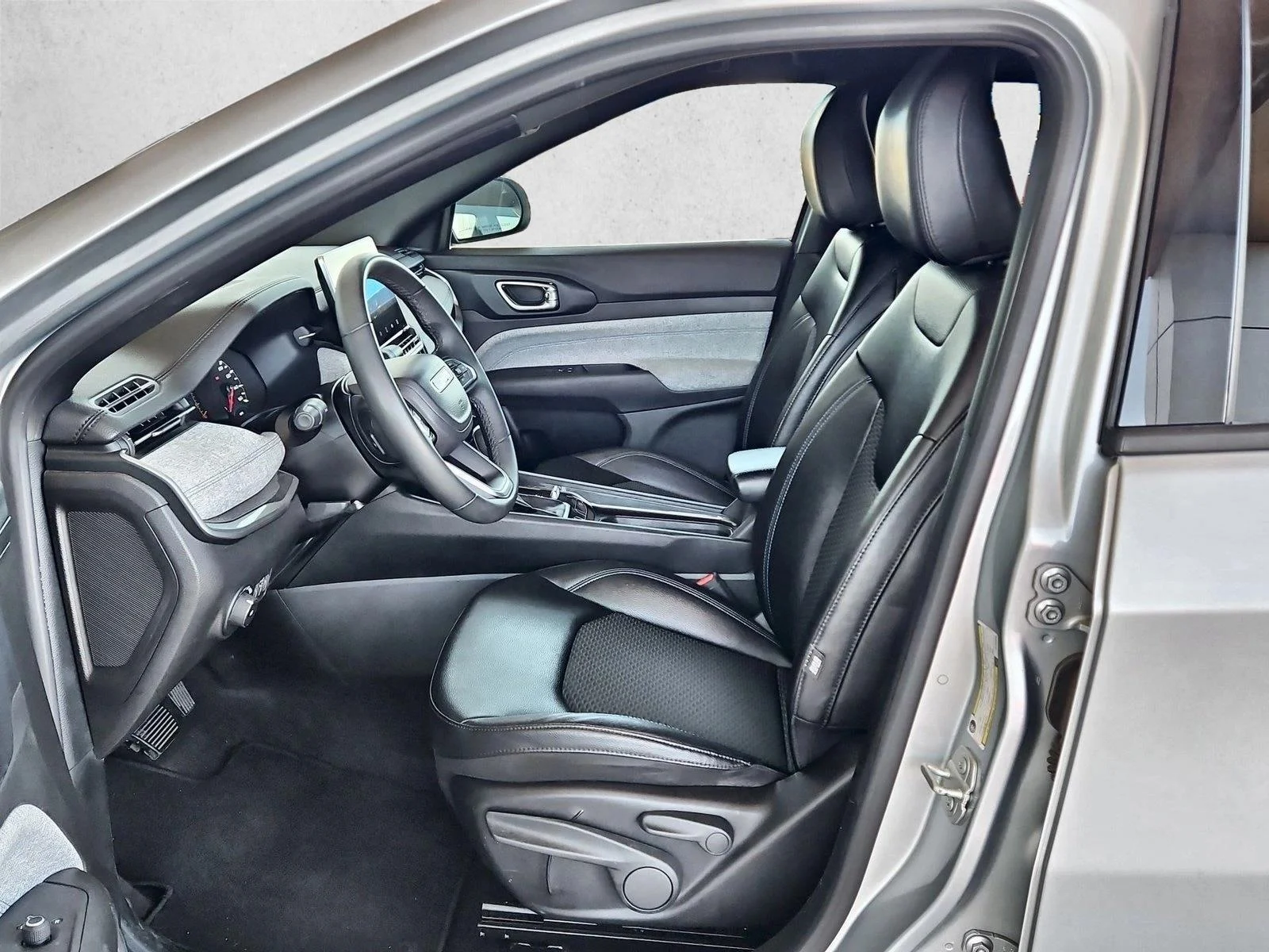Used 2024 Silver Zynith Metallic Clearcoat Jeep Latitude image 15
