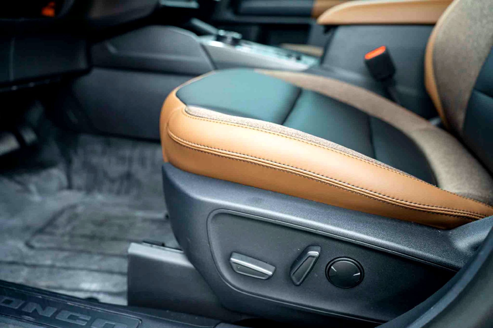 New 2025 Velocity Blue Metallic Ford Outer Banks image 11